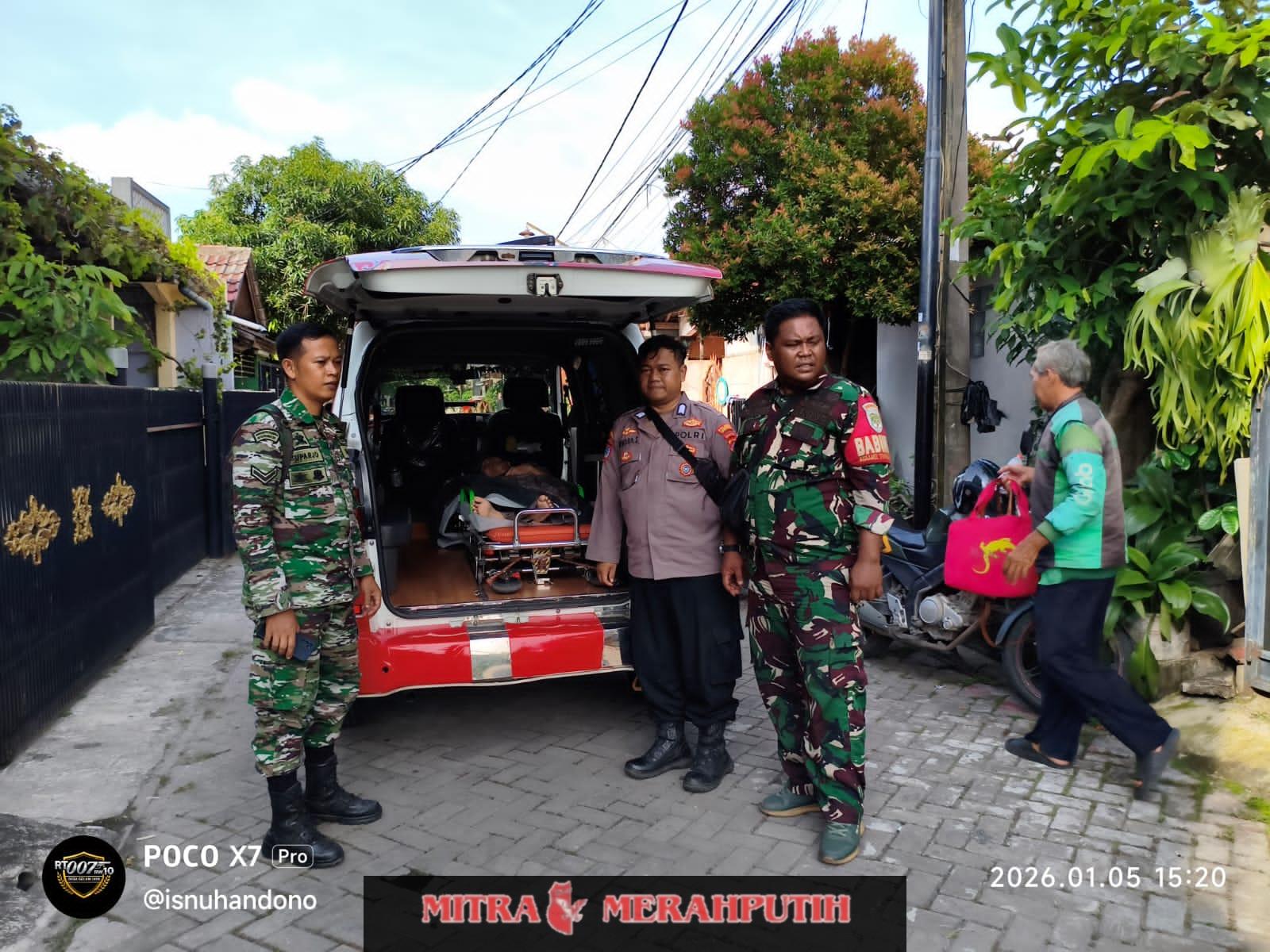 Respon Cepat Kepolisian, Bhabinkamtibmas Pasar Kemis Evakuasi Warga Lansia Jatuh di Kamar Mandi