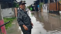 Pj.Kades Jatimulya Tinjau Langsung Lokasi Banjir di Perumahan Samawa Village Sepatan Pj.Kades Jatimulya Tinjau Langsung Lokasi Banjir di Perumahan Samawa Village Sepatan