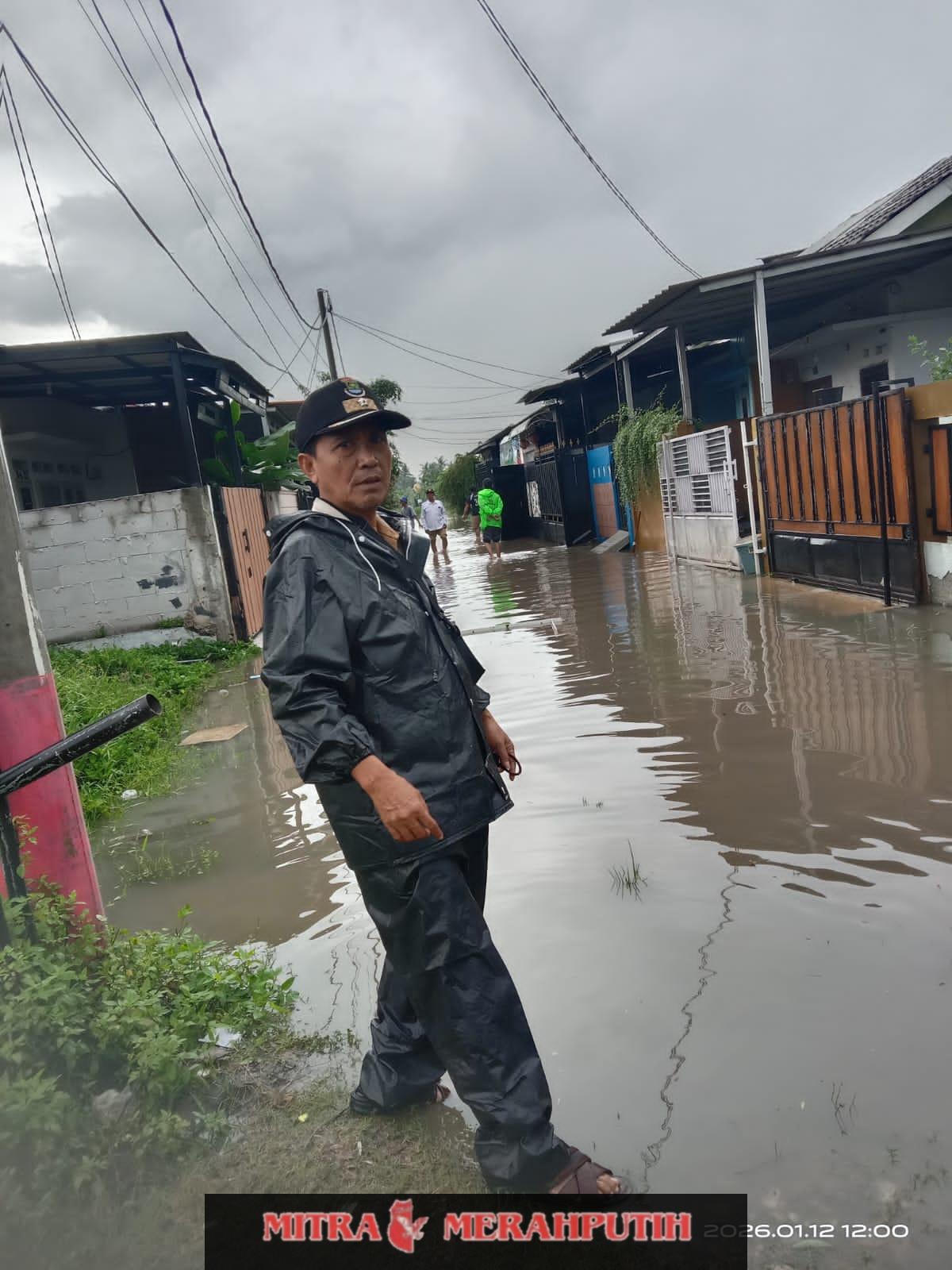 Pj.Kades Jatimulya Tinjau Langsung Lokasi Banjir di Perumahan Samawa Village Sepatan