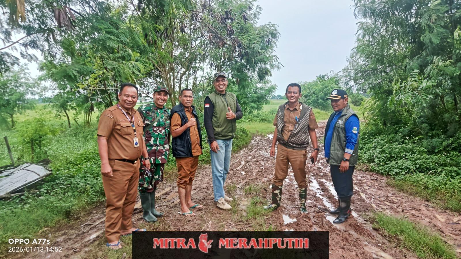 Camat Kemiri Tinjau Jalan Rusak di Kampung Kayu Apu Desa Klebet
