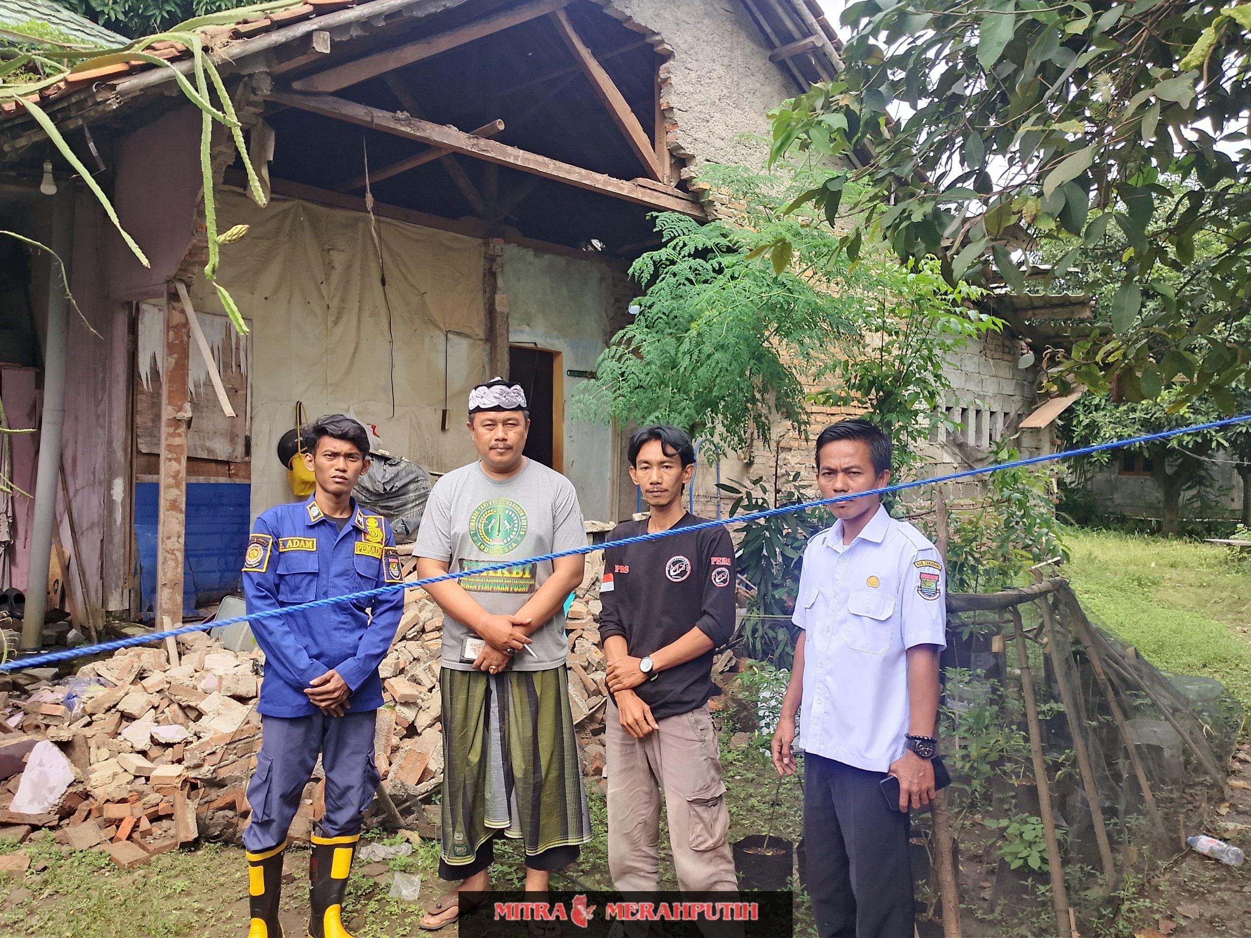 PemDes Pondok Kelor dan Muspika Sepatan Timur Bersama BPBD Kabupaten Tangerang Tinjau Rumah Roboh di Kampung Pondok Kelor
