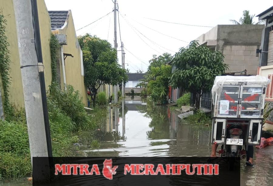 ‎Dua Minggu Terendam Banjir, Warga Perumahan Mutiara Tanjakan Mekar Keluhkan Minimnya Kepedulian Pemerintah Desa