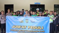 Polres Metro Tangerang Kota Gelar Jum’at Peduli, Bagikan Sembako kepada Pengemudi Ojek Online Polres Metro Tangerang Kota Gelar Jum’at Peduli, Bagikan Sembako kepada Pengemudi Ojek Online