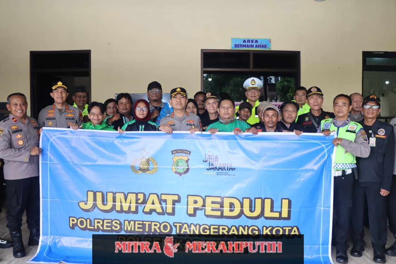 Polres Metro Tangerang Kota Gelar Jum’at Peduli, Bagikan Sembako kepada Pengemudi Ojek Online