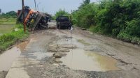 Jalan Rusak dan Berlumpur, Truk Terguling di Sukadiri Jalan Rusak dan Berlumpur, Truk Terguling di Sukadiri