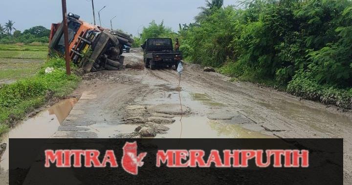 Jalan Rusak dan Berlumpur, Truk Terguling di Sukadiri