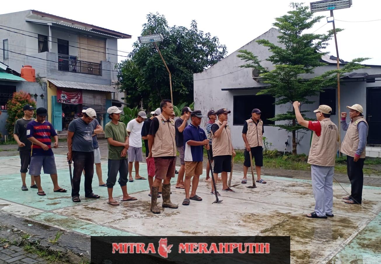 Pengurus Lingkungan dan Warga Taman Akasia RW 013 Sukatani Rajeg Kerja Bakti Keruk Lumpur Got di Tiga RT, Antisipasi Luapan Air Got dan Hujan