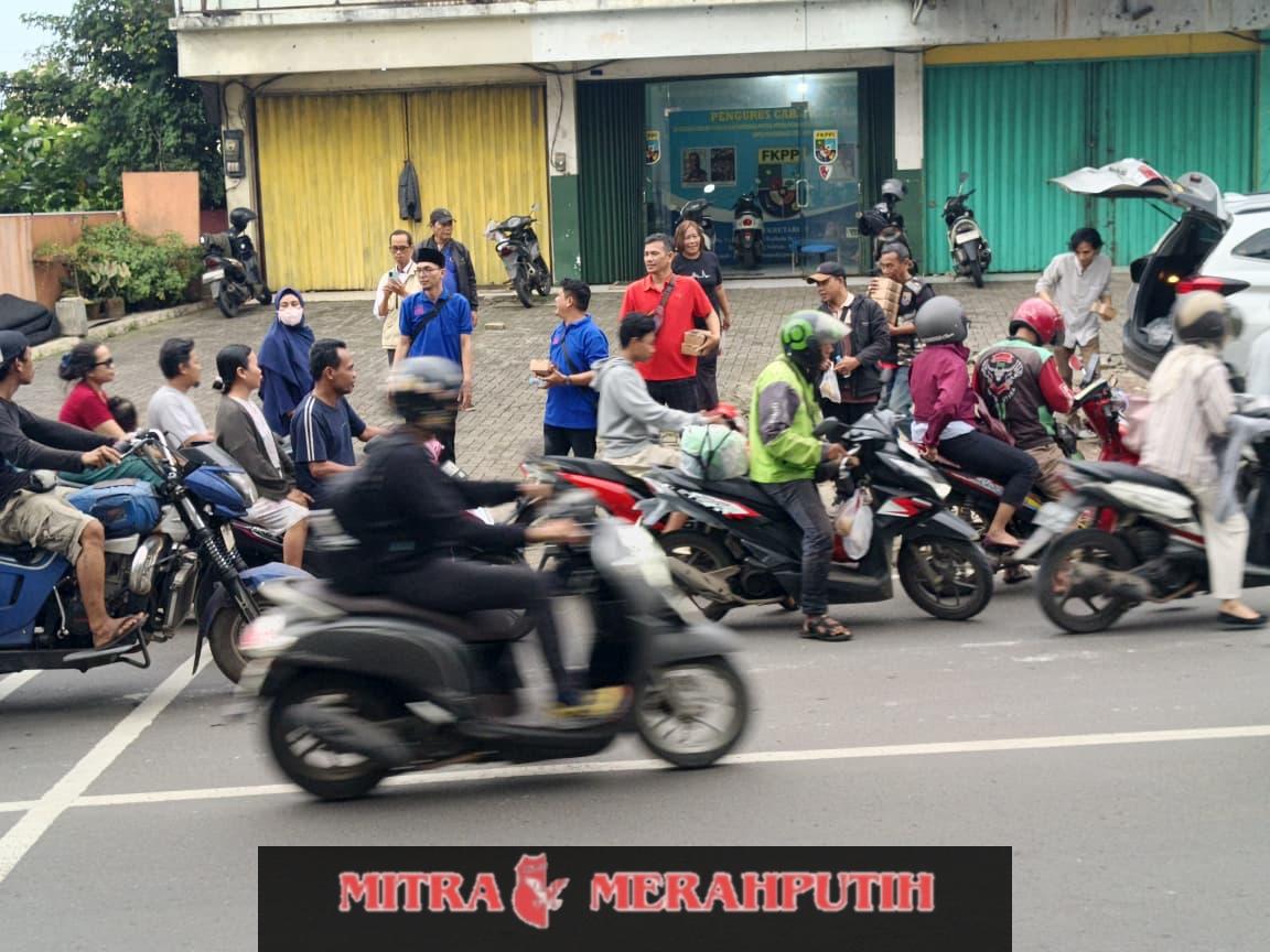 Bulan Penuh Berkah, SMSI Tangsel Rajut Kekompakan Bagikan Takjil Kepada Pengguna Jalan