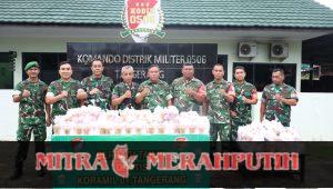 Berbagi di Bulan Suci Ramadhan, Koramil 01/Tgr Bagikan Takjil Kepada Masyarakat
