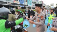 Berbagi di Jalan, Berbuka di Masjid: Kapolres Tangerang Kota Rangkul Ratusan Ojol Berbagi di Jalan, Berbuka di Masjid: Kapolres Tangerang Kota Rangkul Ratusan Ojol