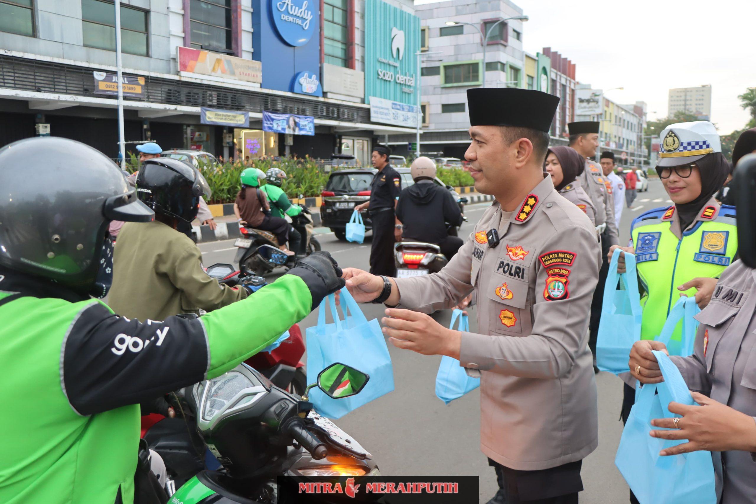 Berbagi di Jalan, Berbuka di Masjid: Kapolres Tangerang Kota Rangkul Ratusan Ojol
