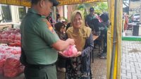 Babinsa Kelurahan Karang Anyar Gelar Bazar Telur Murah, Bantu Warga Hadapi Lonjakan Harga Jelang Lebaran Babinsa Kelurahan Karang Anyar Gelar Bazar Telur Murah, Bantu Warga Hadapi Lonjakan Harga Jelang Lebaran