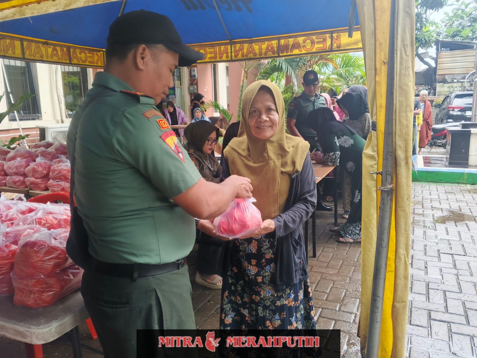 Babinsa Kelurahan Karang Anyar Gelar Bazar Telur Murah, Bantu Warga Hadapi Lonjakan Harga Jelang Lebaran