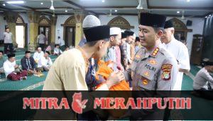 Kapolres Metro Tangerang Kota Gelar Jumat Curhat di Pinang, Salurkan Sembako untuk Santri dan Ojol Kamtibmas Kapolres Metro Tangerang Kota Gelar Jumat Curhat di Pinang, Salurkan Sembako untuk Santri dan Ojol Kamtibmas