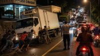 Truk Mogok di Tanjakan Cibadak Sebabkan Macet, Pemasok Mengaku Ditekan Biaya Derek dan Dimarahi Oknum Anggota Polsek Cibadak Truk Mogok di Tanjakan Cibadak Sebabkan Macet, Pemasok Mengaku Ditekan Biaya Derek dan Dimarahi Oknum Anggota Polsek Cibadak