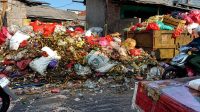 Sampah Kembali Menumpuk di Pasar Cikande, Warga Soroti Kinerja Mantri Pasar dan Kepala UPT Sampah Kembali Menumpuk di Pasar Cikande, Warga Soroti Kinerja Mantri Pasar dan Kepala UPT