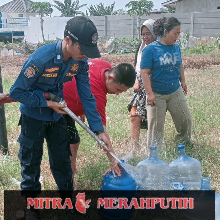 Respon Cepat Camat Sepatan Timur Bersama BPBD” Bantuan Air Bersih Kepada Masyarakat Desa Kampung Kelor