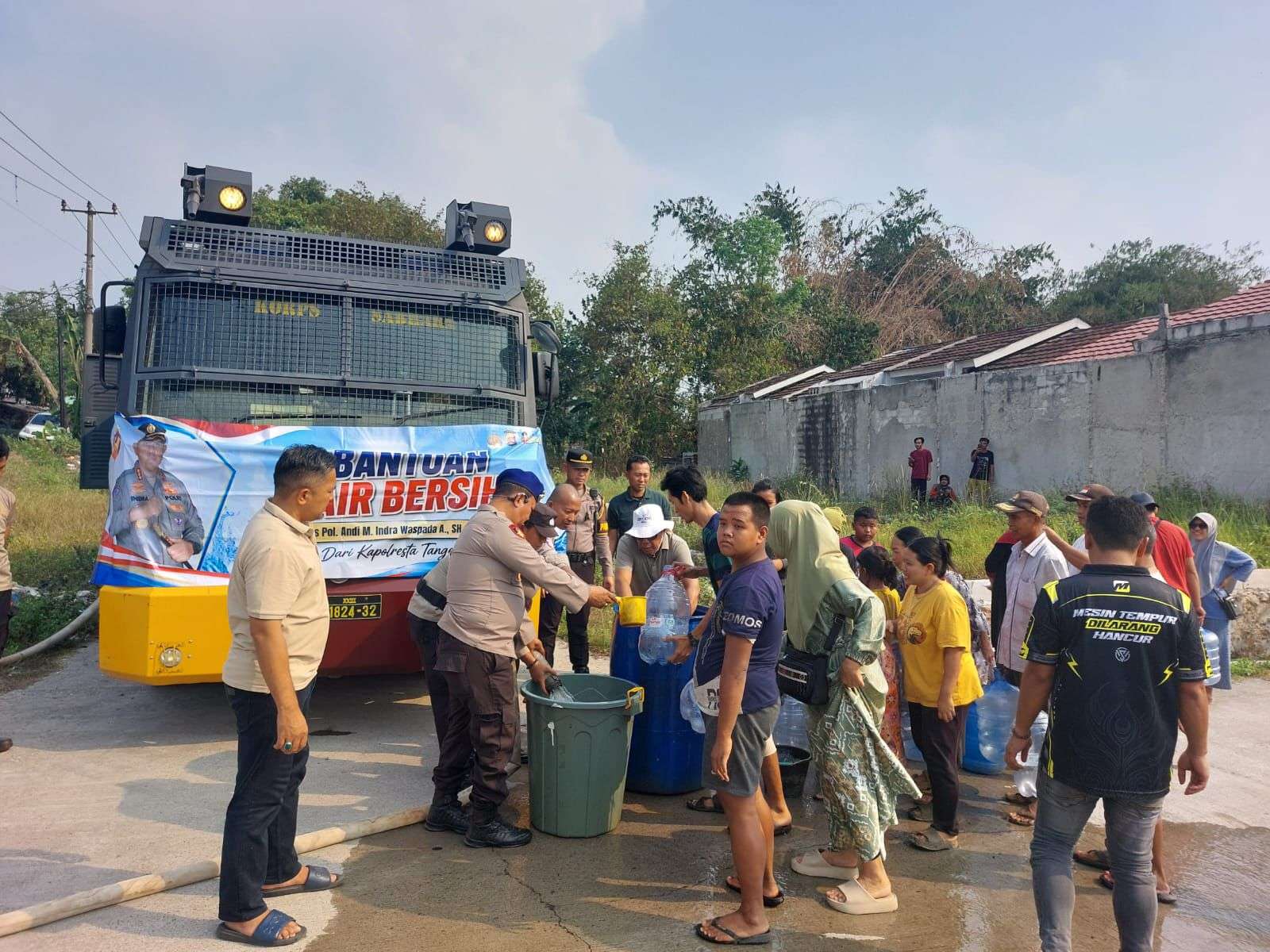 Gunakan Water Canon, Polresta Tangerang Distribusikan Bantuan Air Bersih ke Bantar Panjang Tigaraksa