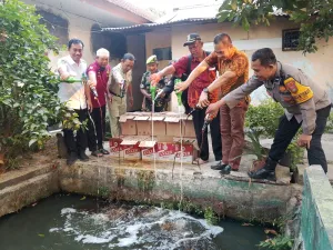 Tiga Pilar Kelurahan Binong Bersama Tim Reskrim Polsek Curug Musnahkan Ratusan Botol Miras