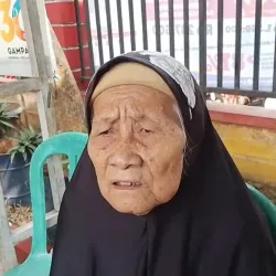 Lelah Nenek Umur 90 Tahun di Kelurahan Sangiang Jaya, Terbentur Aturan KTP Asli Saat Antri Bansos