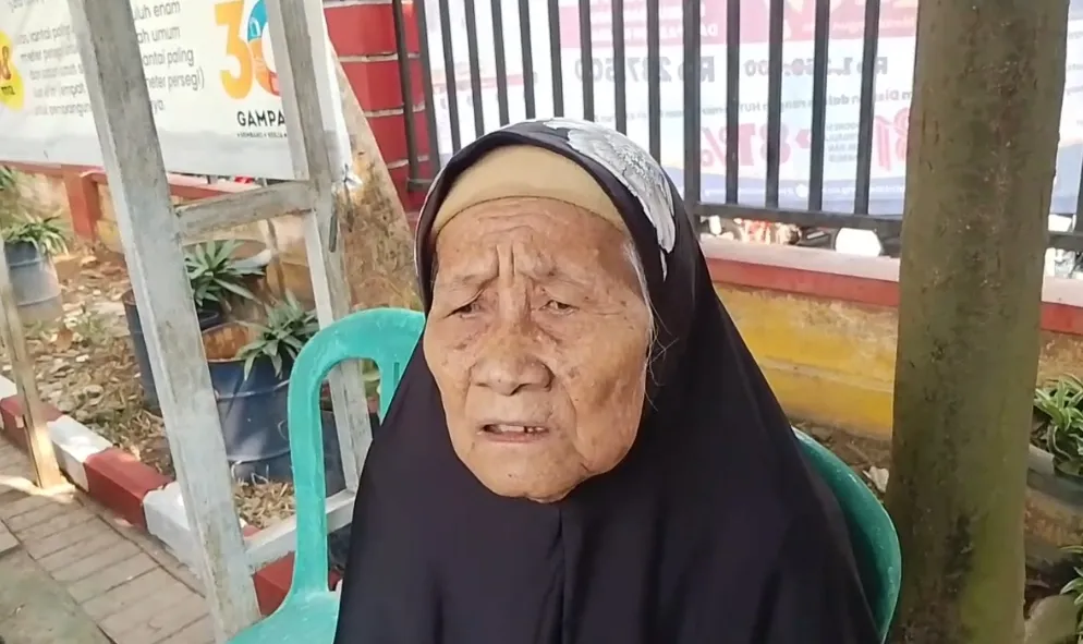 Lelah Nenek Umur 90 Tahun di Kelurahan Sangiang Jaya, Terbentur Aturan KTP Asli Saat Antri Bansos Lelah Nenek Umur 90 Tahun di Kelurahan Sangiang Jaya, Terbentur Aturan KTP Asli Saat Antri Bansos