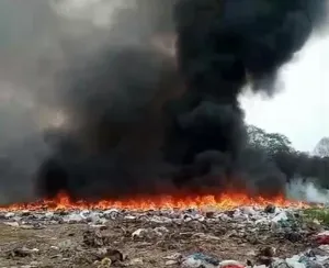 Kebakaran Tumpukan Limbah Di Perbatasan Pasir Bolang, Asap Hitam Tebal Ancam Pemukiman Dan Pabrik