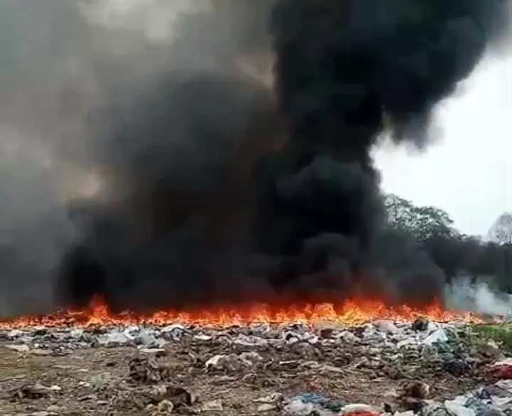 Kebakaran Tumpukan Limbah Di Perbatasan Pasir Bolang, Asap Hitam Tebal Ancam Pemukiman Dan Pabrik