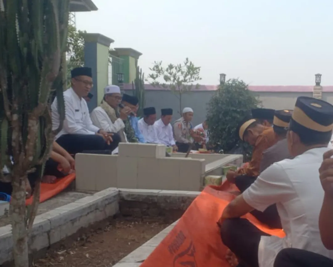 Hari Jadi Kecamatan Rajeg ke-81, Camat Oman Apriaman Bersama Setap Kecamatan Ziarah ke Makam H Abdul Manan Camat Pertama Hari Jadi Kecamatan Rajeg ke-81, Camat Oman Apriaman Bersama Setap Kecamatan Ziarah ke Makam H Abdul Manan Camat Pertama