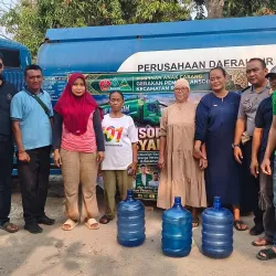 Musim Kemarau Panjang, GP Ansor Rajeg Gandeng PERUMDAM TKR Salurkan 5.000 Liter Air Bersih ke Warga