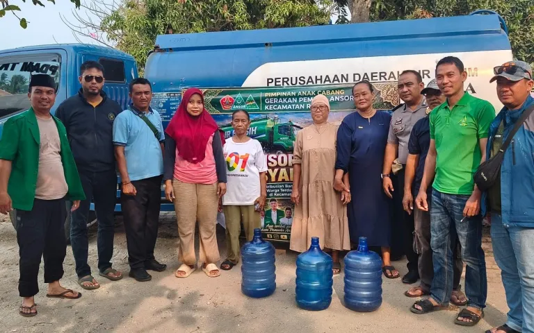 Musim Kemarau Panjang, GP Ansor Rajeg Gandeng PERUMDAM TKR Salurkan 5.000 Liter Air Bersih ke Warga